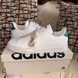 adidas advantage size 10.5 Men’s White Sneakers with Green Heel Tab